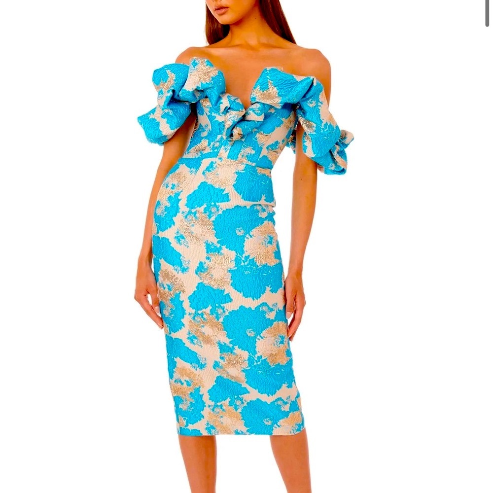 Beautiful dress, fits a size 0-2 can be worn off shoulders or on.